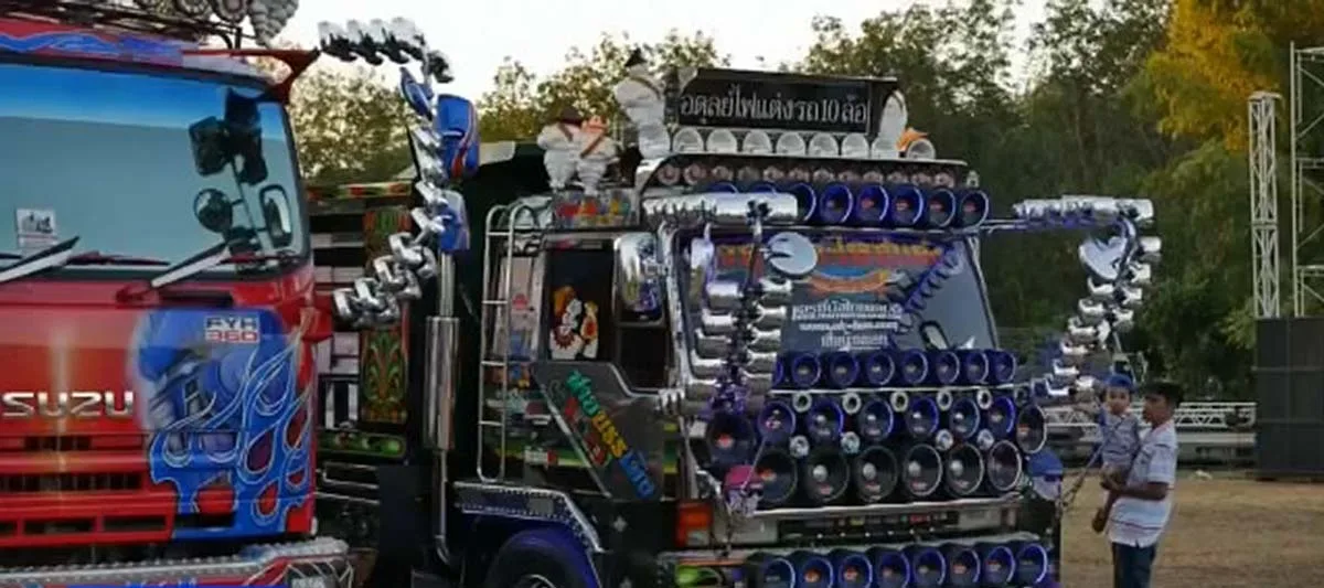 Sidemirrors on truck in Thailand
