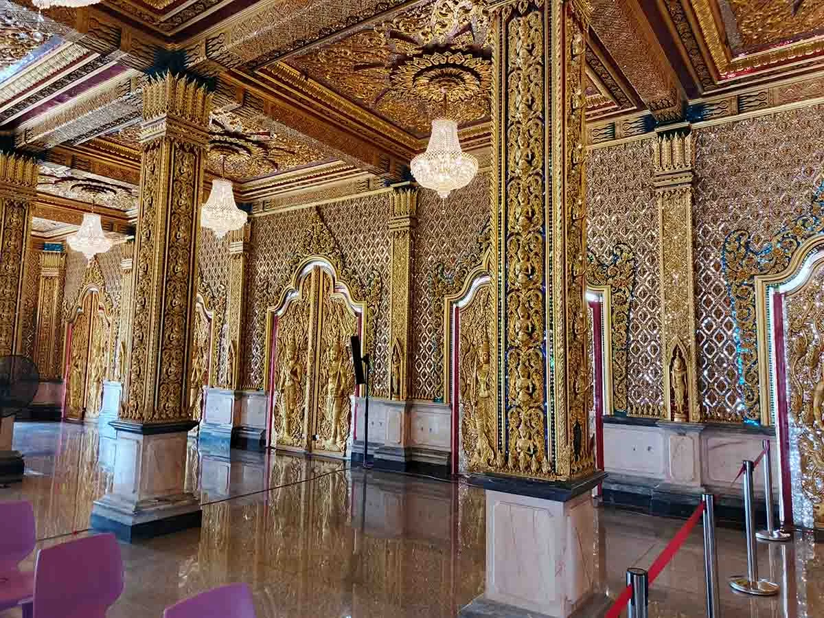 Wat Tha Sung Golden Palace, Uthai Thani, Thailand